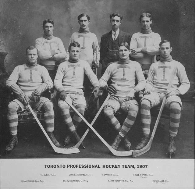B&W Photo of Toronto Hockey Team 1907